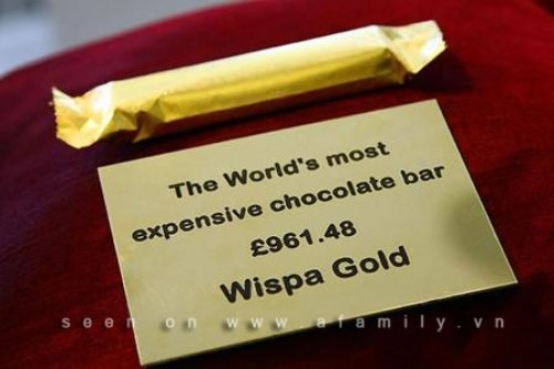 9. Chocolate phủ vàng Wispa của hãng Cadbury Năm 1981, hãng bánh kẹo Cadbury của Anh đã cho ra mắt loại chocolate Wispa và 2 năm sau đó, món này đã có mặt trên toàn Anh Quốc. Trong số các loại chocolate Wispa còn có loại Wispa phủ vàng. Loại chocolate này được phủ vàng lá và được bọc trong bao bì mạ vàng có giá 1.630 USD/thanh.